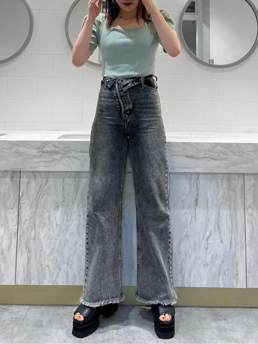 グリーン系のTシャツ/カットソー、ブラック系のデニムパンツ、ブラック系のサンダルを着用したレディースの夏コーディネートの2枚目の写真