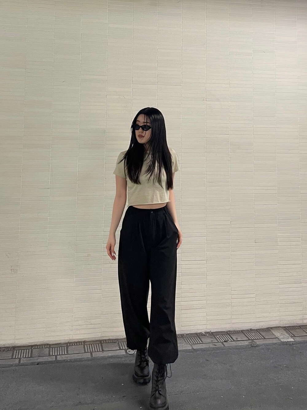 ベージュ系のTシャツ/カットソー、ブラック系のその他パンツ、ブラック系のブーツを着用したレディースの春コーディネートの3枚目の写真