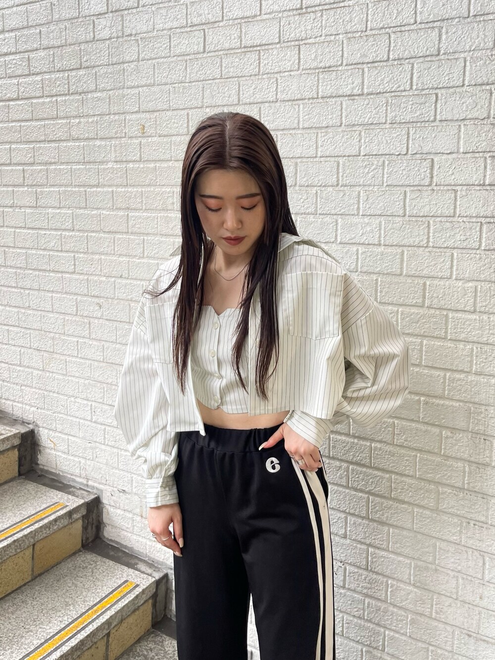 その他のシャツ/ブラウス、ブラック系のその他パンツ、ブラック系のブーツを着用したレディースの夏コーディネートの4枚目の写真