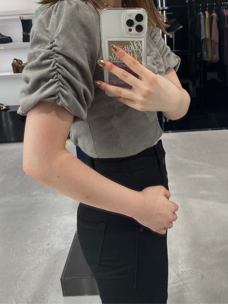 ブラック系のサンダル、ブラック系のデニムパンツ、グレー系のTシャツ/カットソーを着用したレディースの夏コーディネートの3枚目の写真