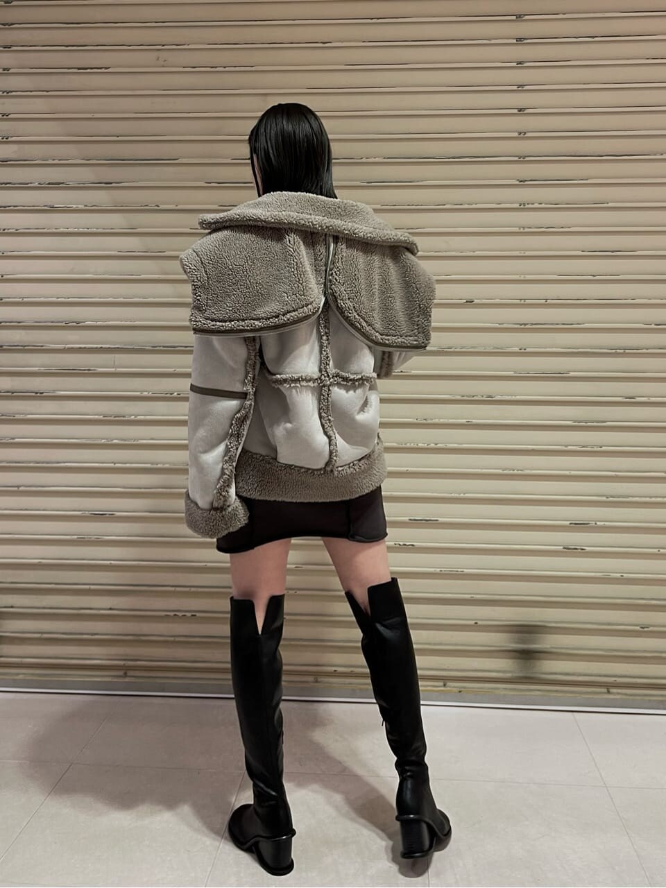 ブラック系のブーツ、グレー系のワンピース、グレー系のムートンコートを着用したレディースの秋コーディネートの4枚目の写真