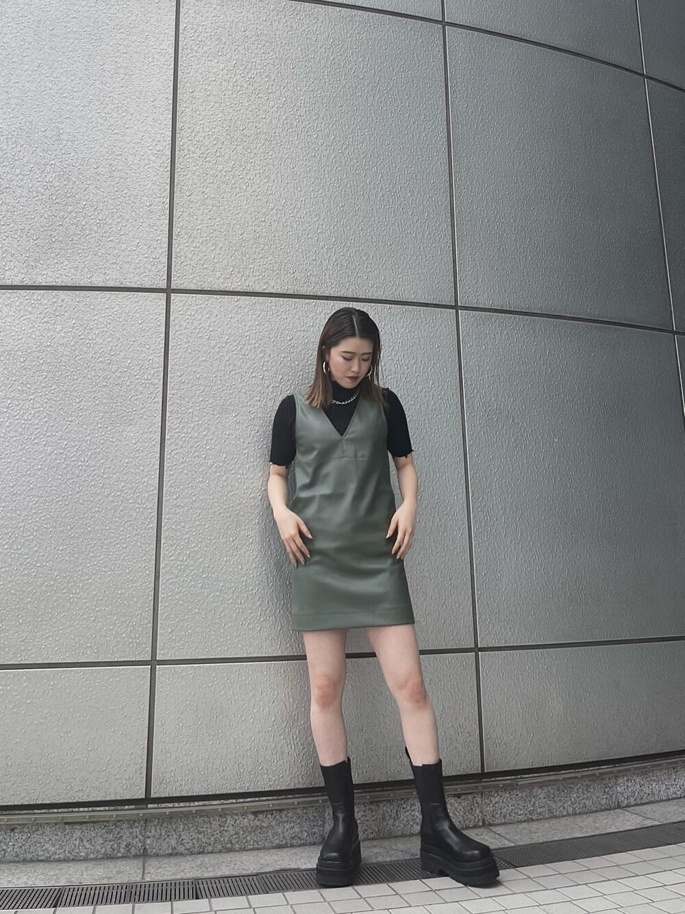 ベージュ系のワンピース、ブラック系のニット/セーターを着用したレディースの夏コーディネートの2枚目の写真