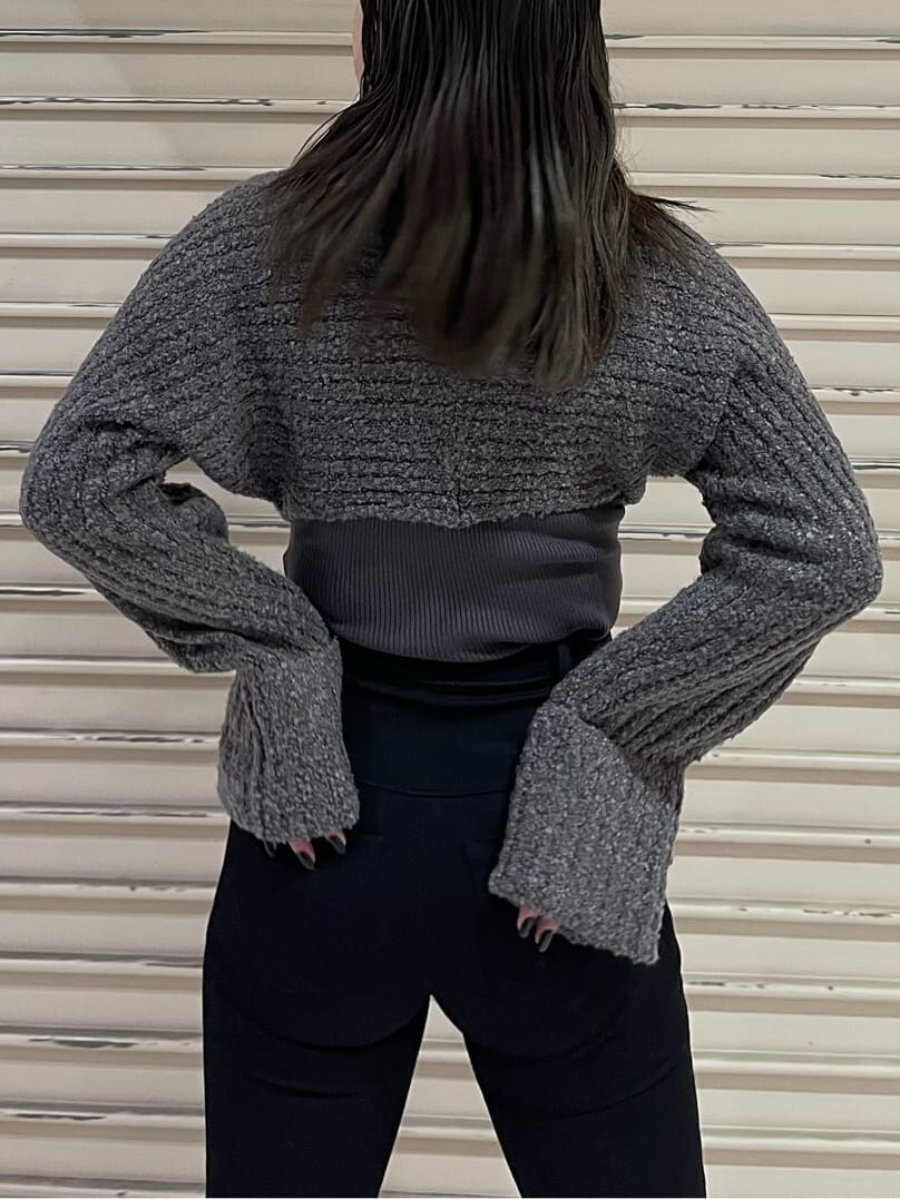 ブラック系のデニムパンツ、ブラック系のブーツ、グレー系のニット/セーターを着用したレディースの秋コーディネートの5枚目の写真