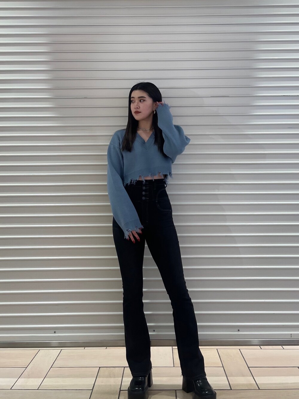 ブラック系のニット/セーター、ブラック系のデニムパンツを着用したレディースの冬コーディネートの4枚目の写真