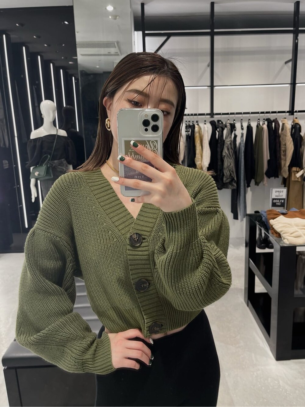 ブラック系のローファー、ベージュ系のカーディガン/ボレロ、ブラック系のその他パンツを着用したレディースの秋コーディネートの3枚目の写真