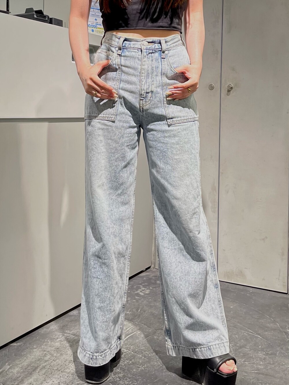 ブルー系のデニムパンツを着用したレディースの夏コーディネートの2枚目の写真