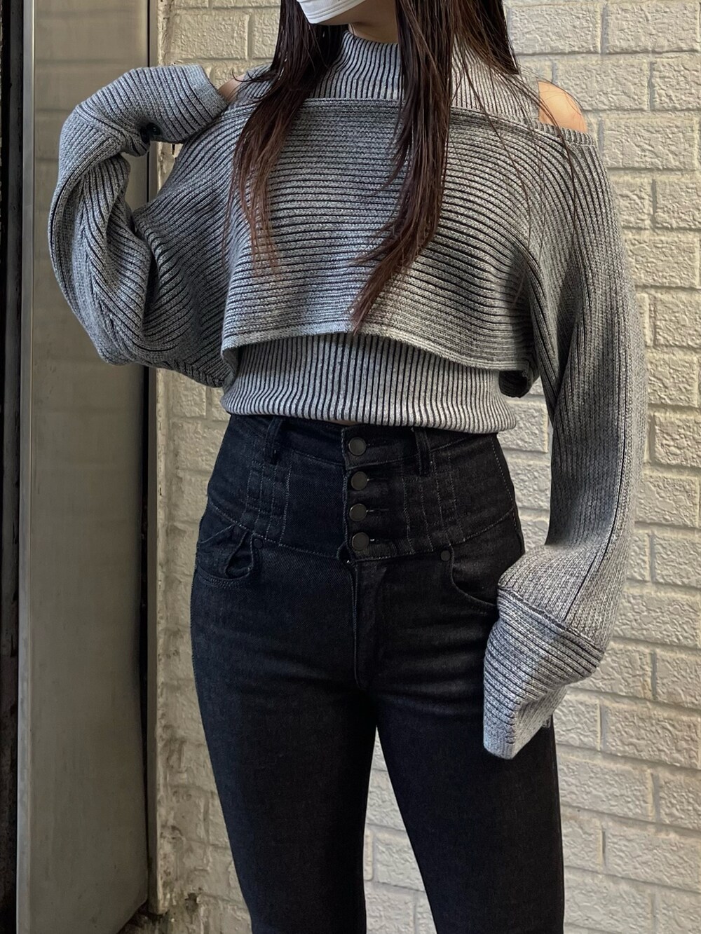 グレー系のニット/セーターを着用したレディースの秋コーディネートの3枚目の写真