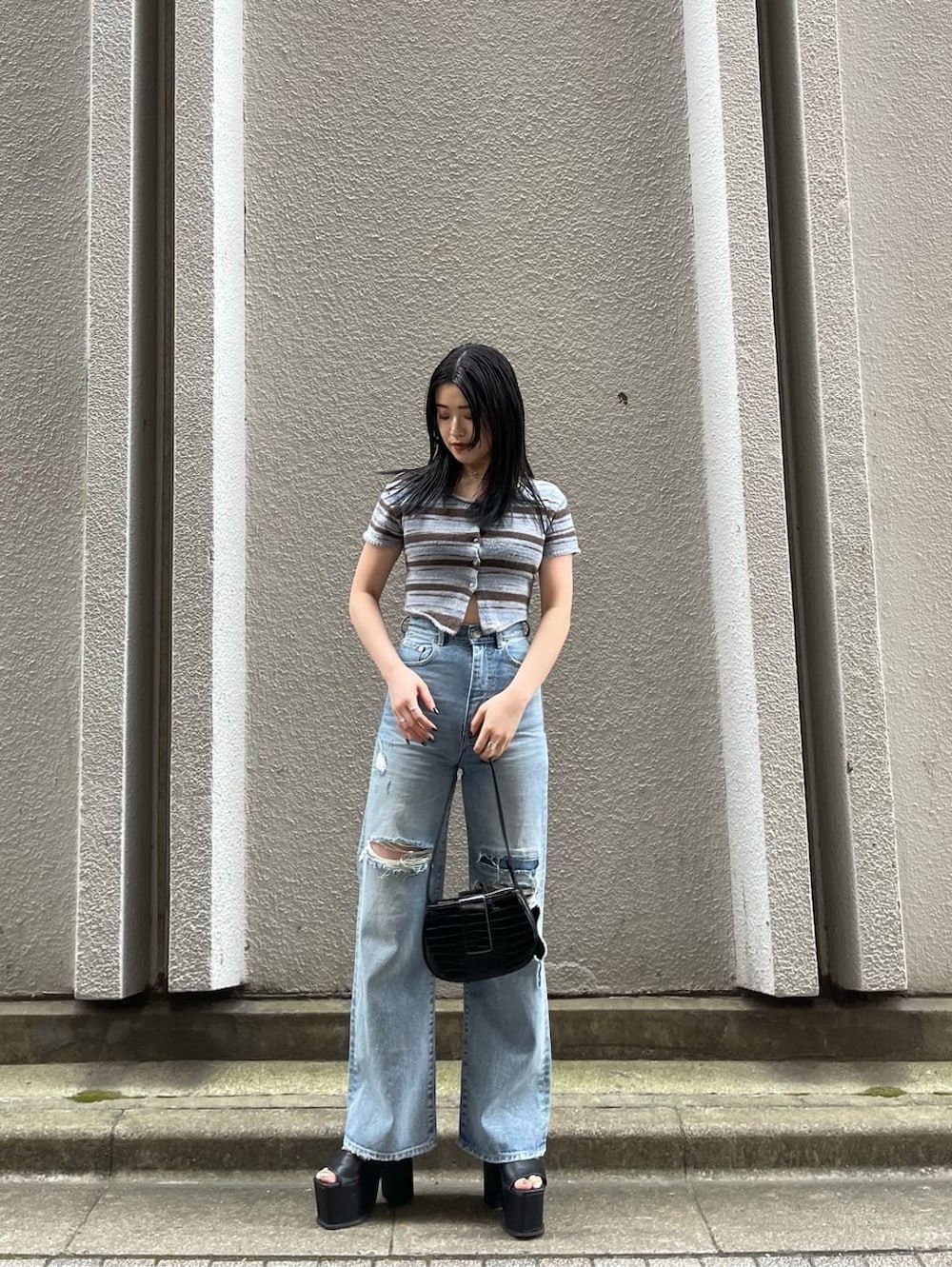 ブルー系のデニムパンツ、ブルー系のニット/セーターを着用したレディースの夏コーディネートの2枚目の写真