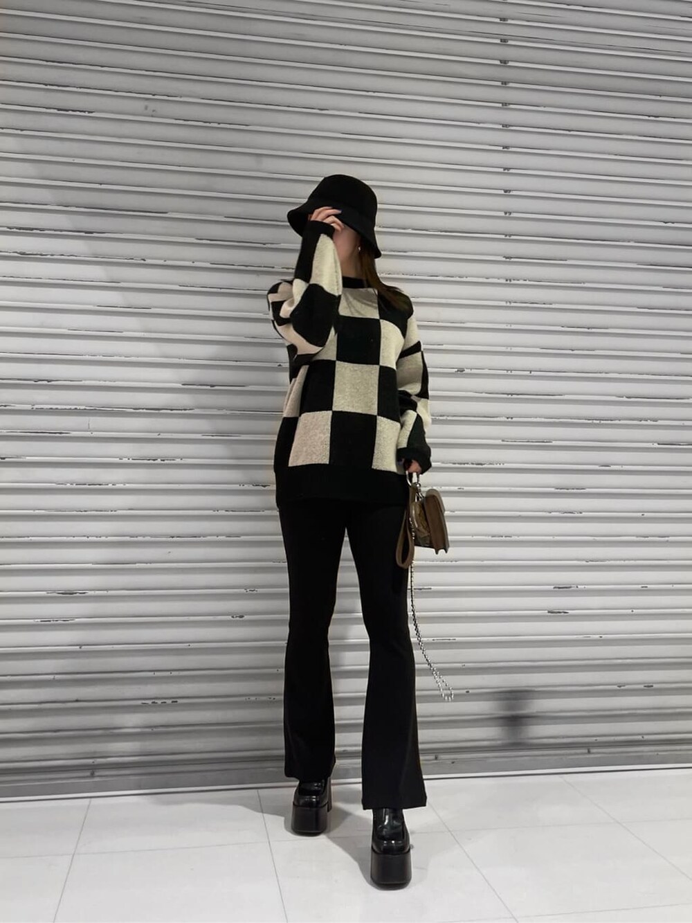 ブラック系のその他パンツ、ブラック系のローファー、ブラウン系のハンドバッグを着用したレディースの冬コーディネートの3枚目の写真