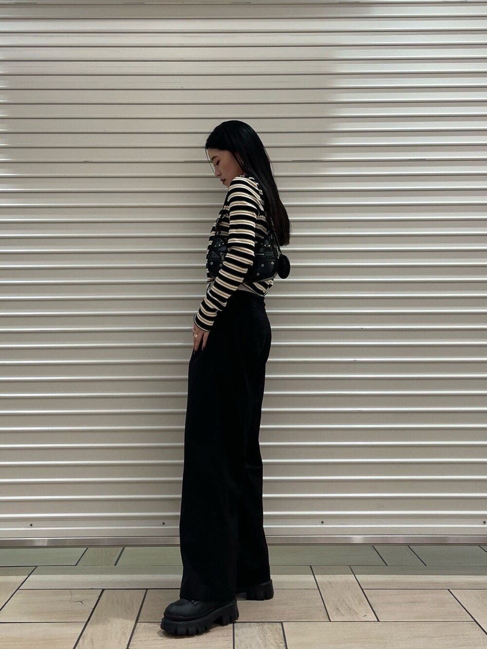 その他のTシャツ/カットソー、ブラック系のその他パンツ、ブラック系のハンドバッグを着用したレディースの春コーディネートの3枚目の写真
