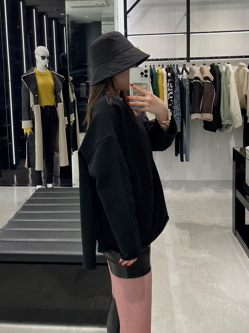 その他のTシャツ/カットソー、ブラック系のハンドバッグ、ブラック系のTシャツ/カットソーを着用したレディースの冬コーディネートの4枚目の写真