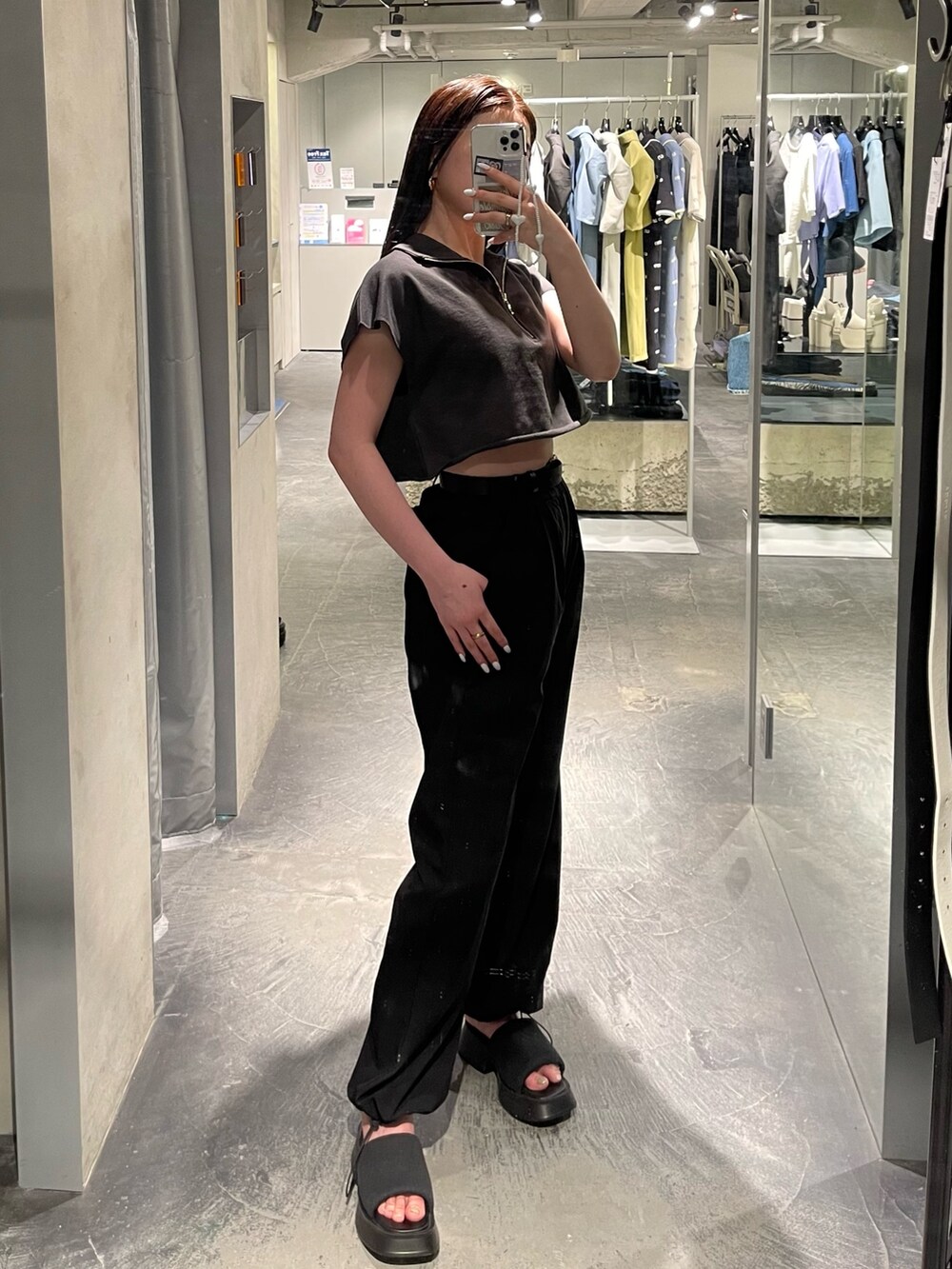 グレー系のTシャツ/カットソー、シルバー系のネックレスを着用したレディースの夏コーディネートの4枚目の写真