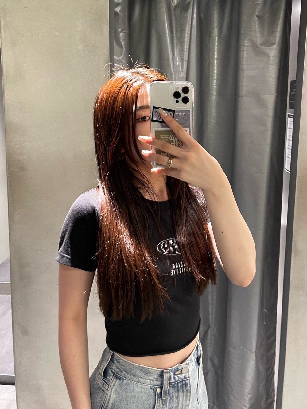 ブラック系のTシャツ/カットソーを着用したレディースの夏コーディネートの2枚目の写真