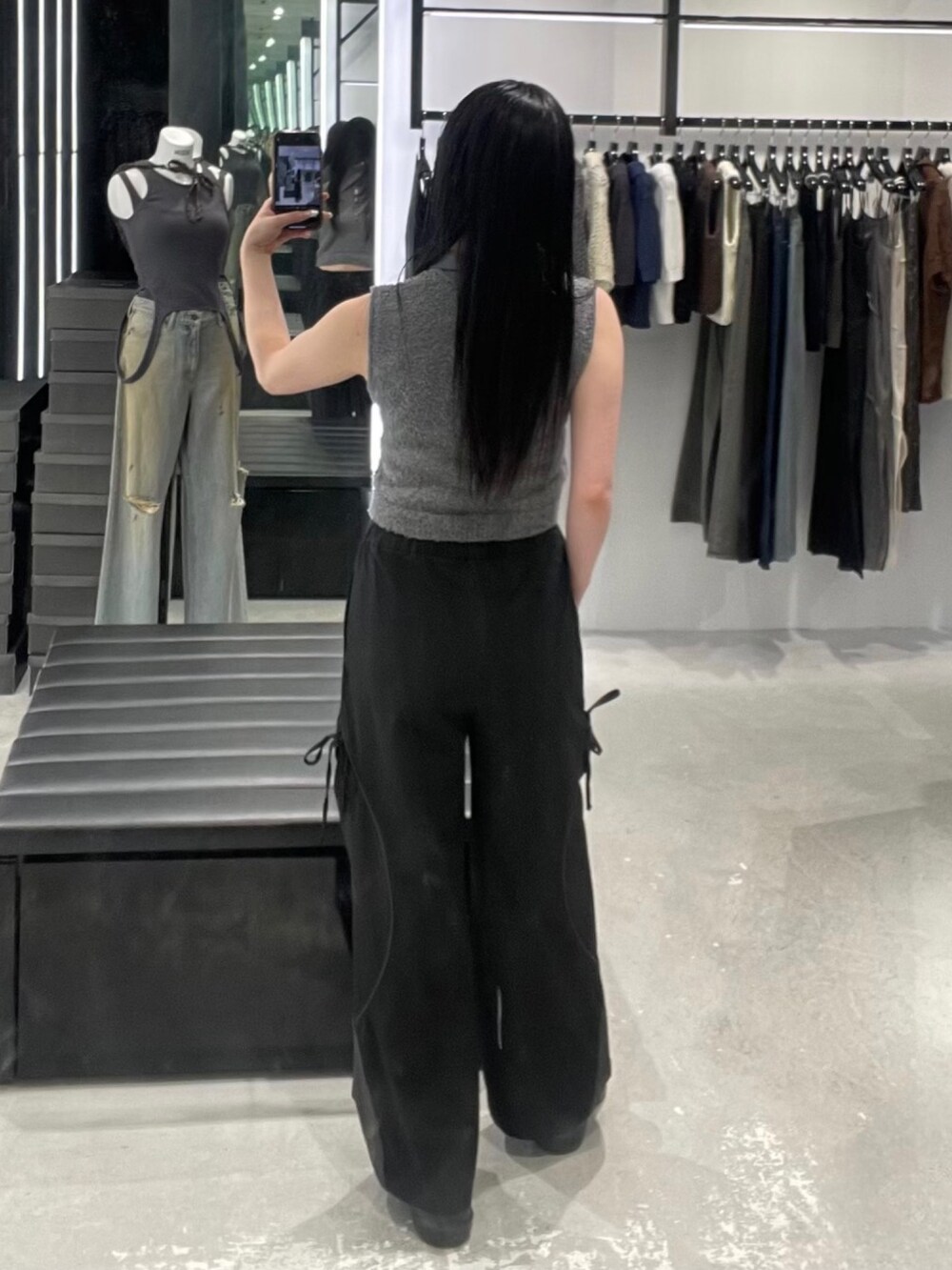 グレー系のニット/セーター、ブラック系のその他パンツ、ブラック系のサンダルを着用したレディースの夏コーディネートの3枚目の写真