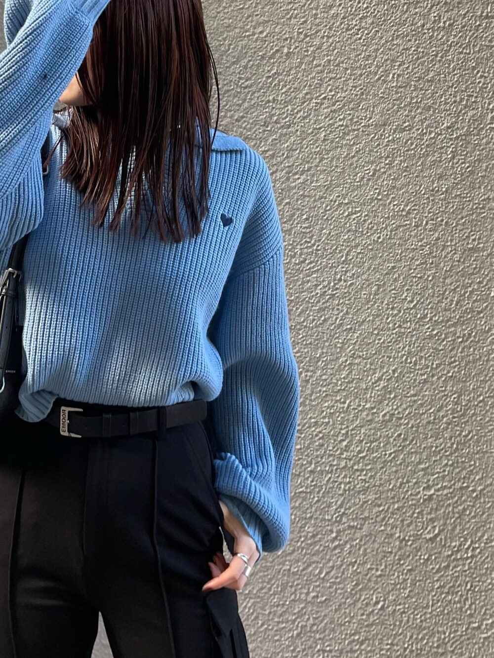 ブルー系のニット/セーター、ブラック系のカーゴパンツ、ブラック系のブーツを着用したレディースの冬コーディネートの5枚目の写真