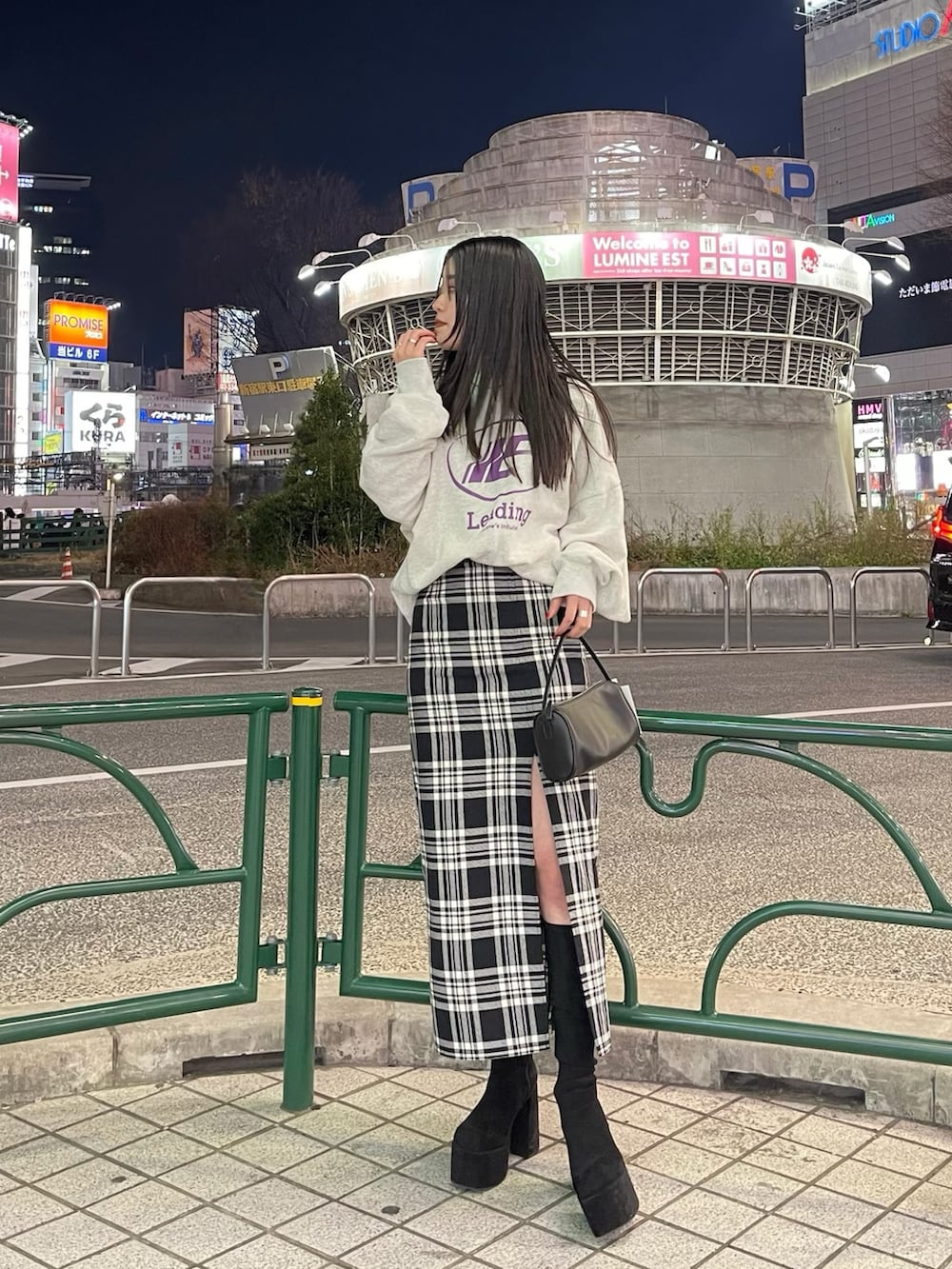 グレー系のスウェット、その他のスカート、ブラック系のブーツを着用したレディースの冬コーディネートの2枚目の写真