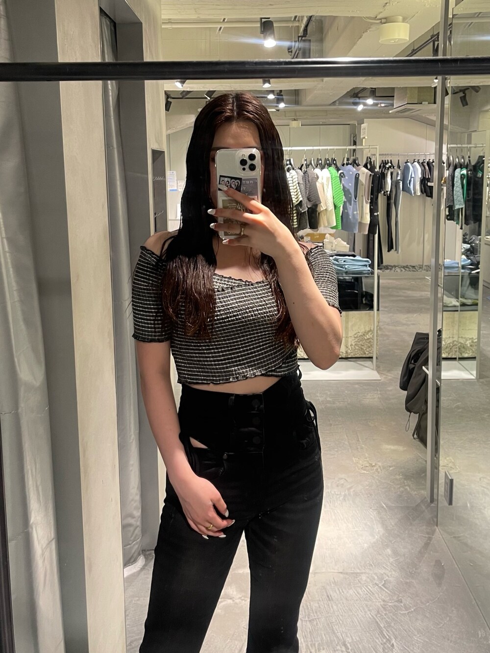 ブラック系のデニムパンツ、その他のTシャツ/カットソー、ブラック系のサンダルを着用したレディースの夏コーディネートの2枚目の写真