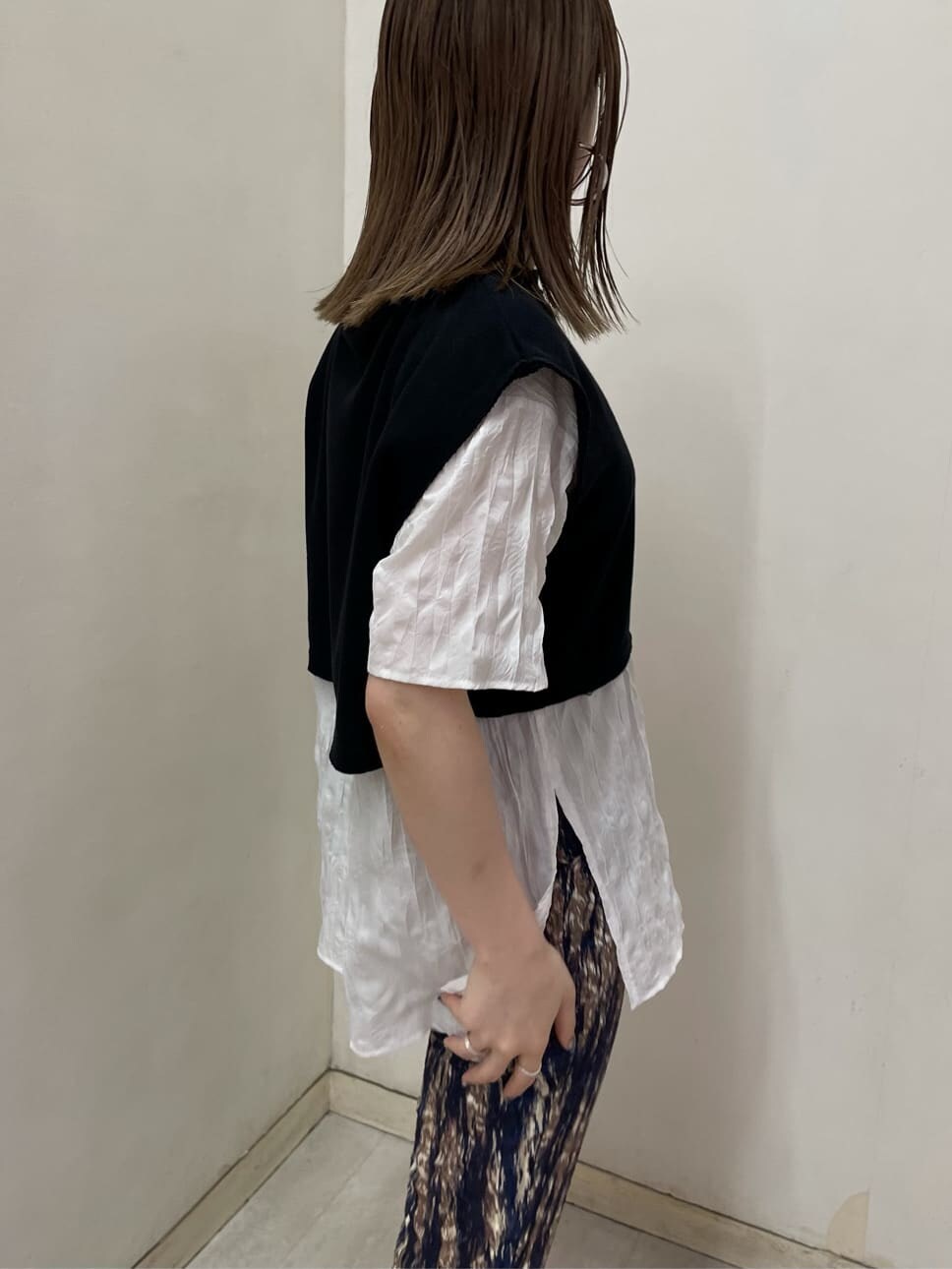 その他のその他パンツ、ブラック系のサンダル、ブラック系のTシャツ/カットソーを着用したレディースの夏コーディネートの5枚目の写真