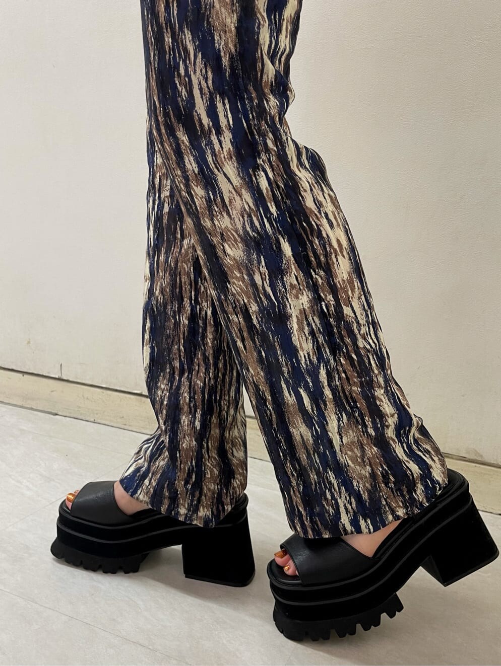 その他のその他パンツ、ブラック系のサンダル、ブラック系のTシャツ/カットソーを着用したレディースの夏コーディネートの7枚目の写真