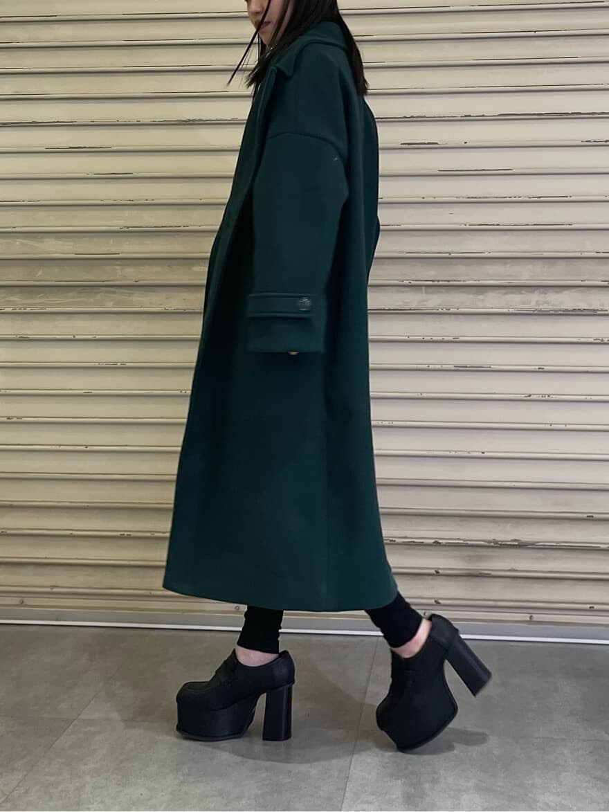 ブラック系のデニムパンツ、ブラック系のニット/セーター、ブラック系のローファーを着用したレディースの秋コーディネートの3枚目の写真