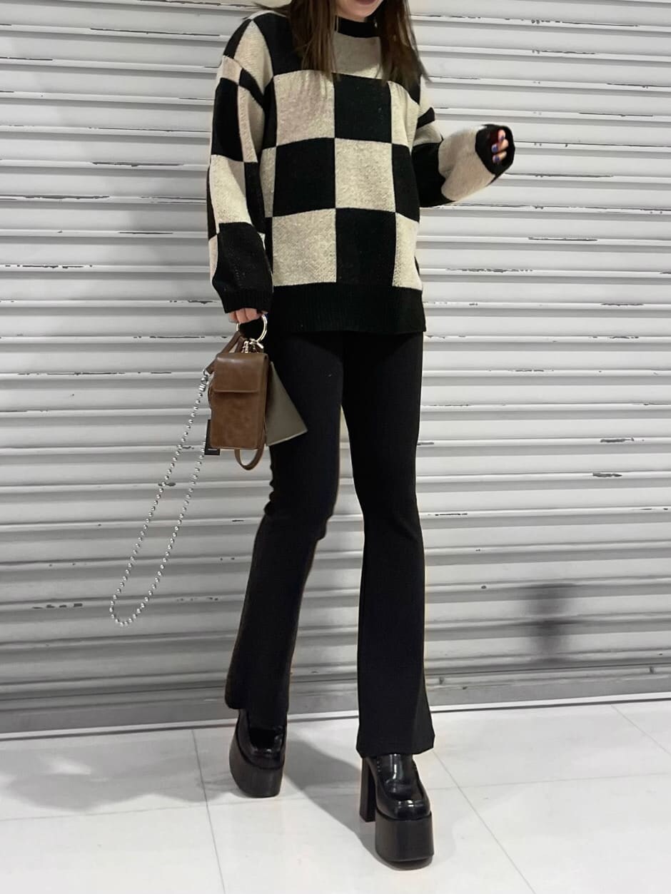 ブラック系のその他パンツ、ブラック系のローファー、ブラウン系のハンドバッグを着用したレディースの冬コーディネートの4枚目の写真