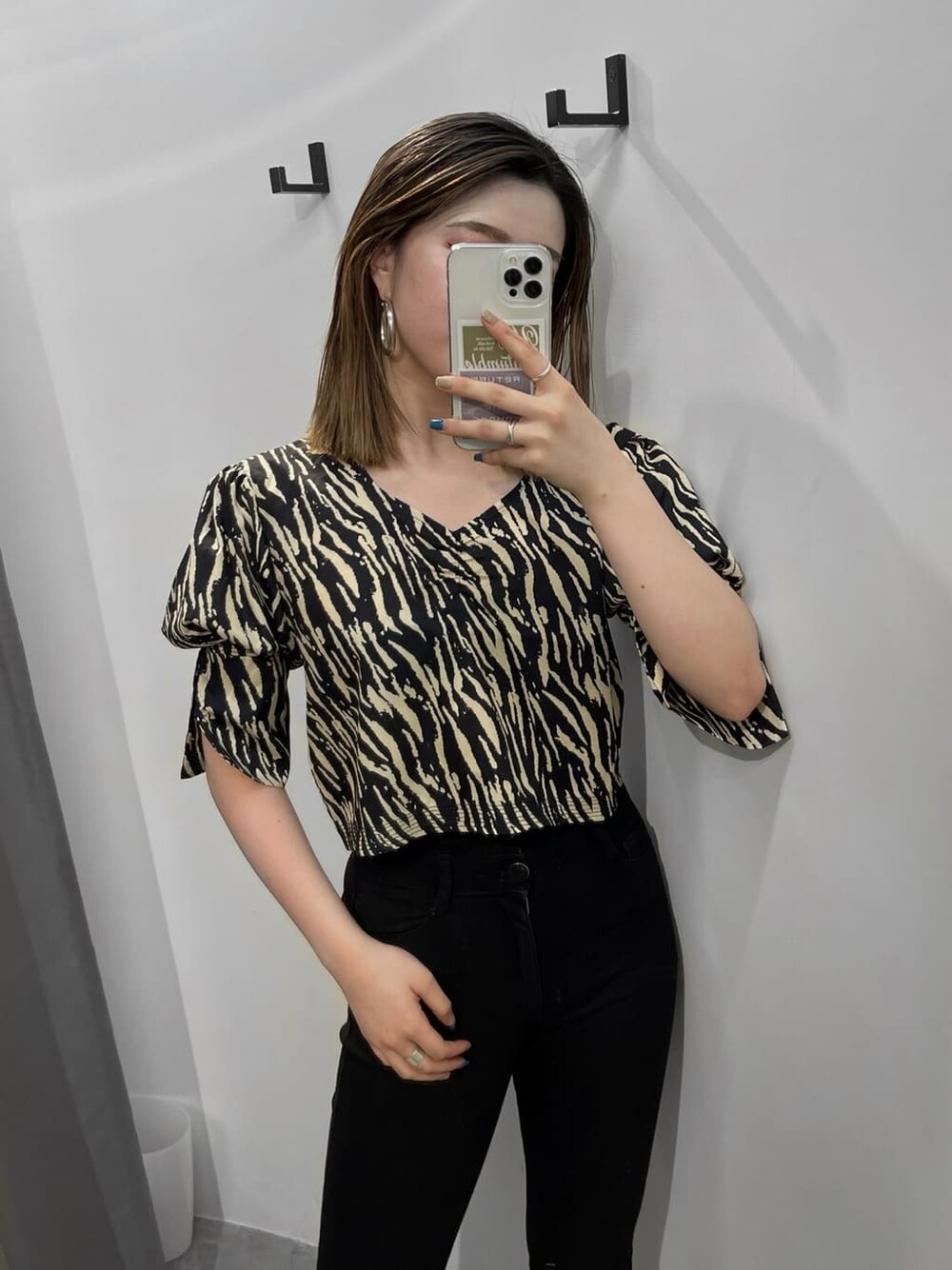 ブラック系のデニムパンツ、その他のシャツ/ブラウス、シルバー系のピアス（両耳用）を着用したレディースの夏コーディネートの2枚目の写真