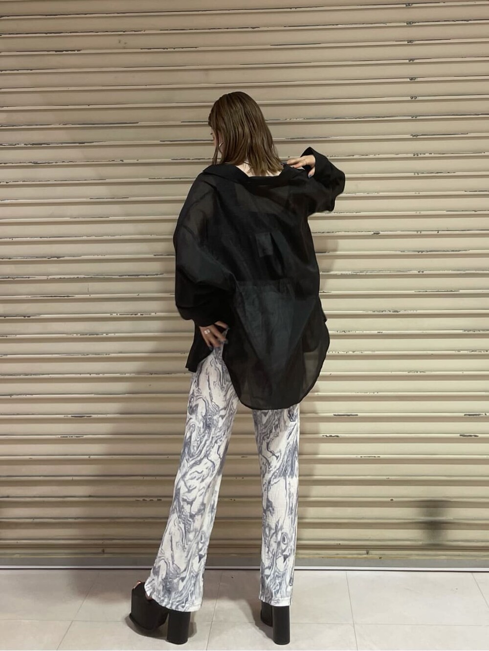 ブラック系のシャツ/ブラウス、その他のその他パンツ、ブラック系のニット/セーターを着用したレディースの夏コーディネートの4枚目の写真