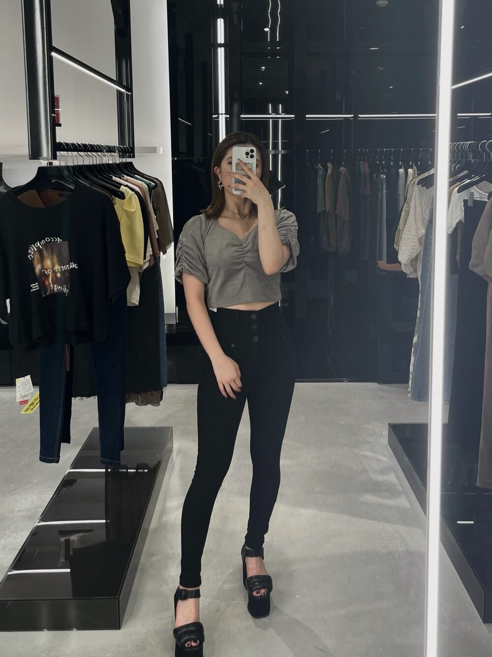 ブラック系のサンダル、ブラック系のデニムパンツ、グレー系のTシャツ/カットソーを着用したレディースの夏コーディネートの2枚目の写真