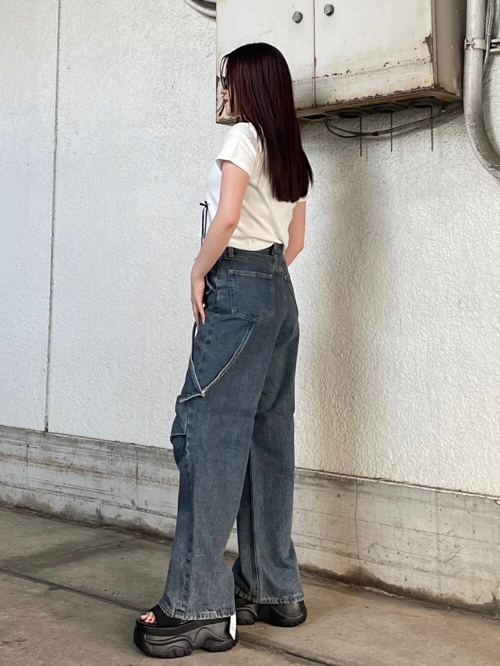 ホワイト系のTシャツ/カットソー、ブラック系のサンダル、ブルー系のデニムパンツを着用したレディースの夏コーディネートの3枚目の写真