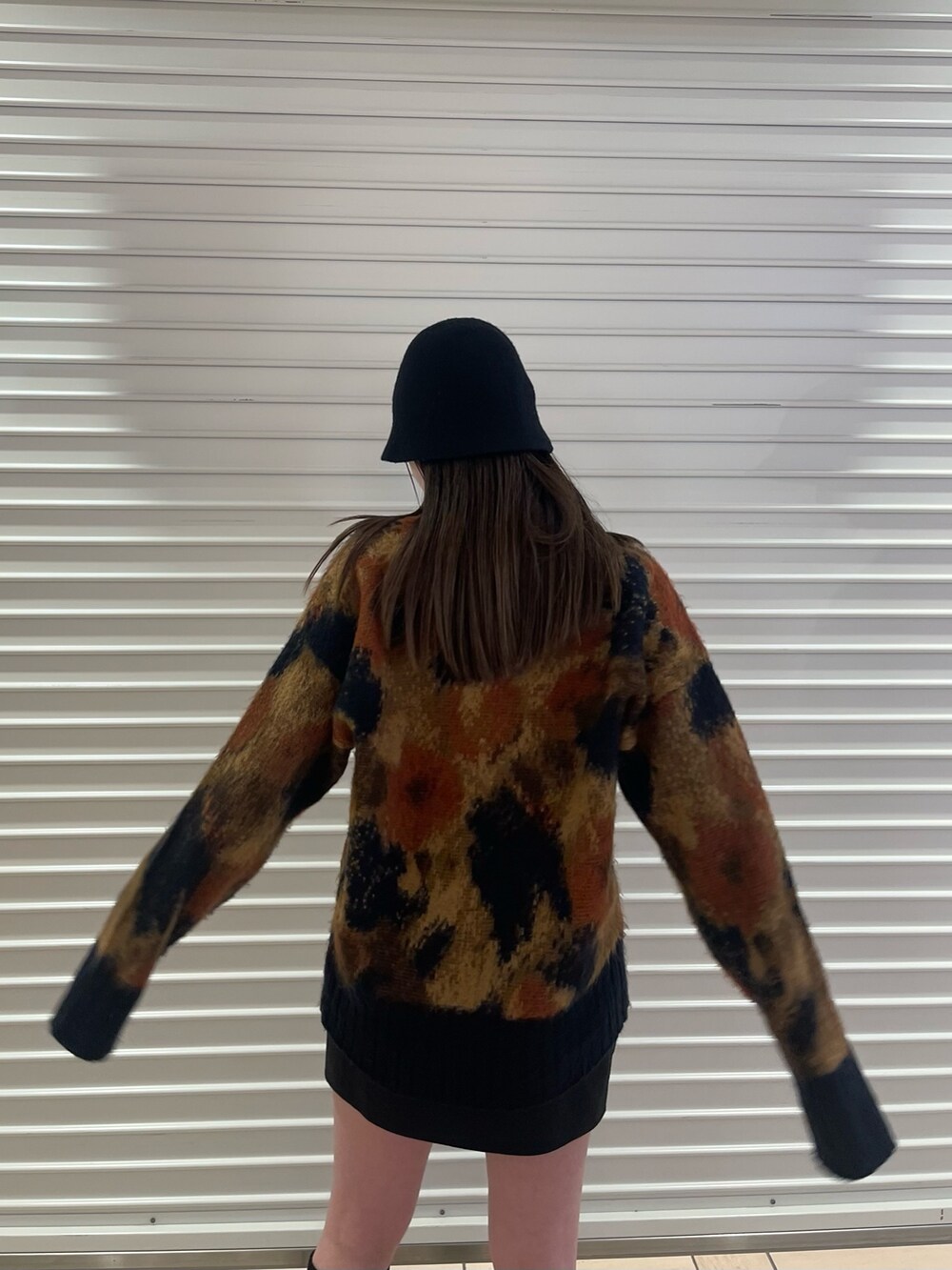 その他のニット/セーター、ブラック系のスカート、ブラック系のブーツを着用したレディースの秋コーディネートの4枚目の写真