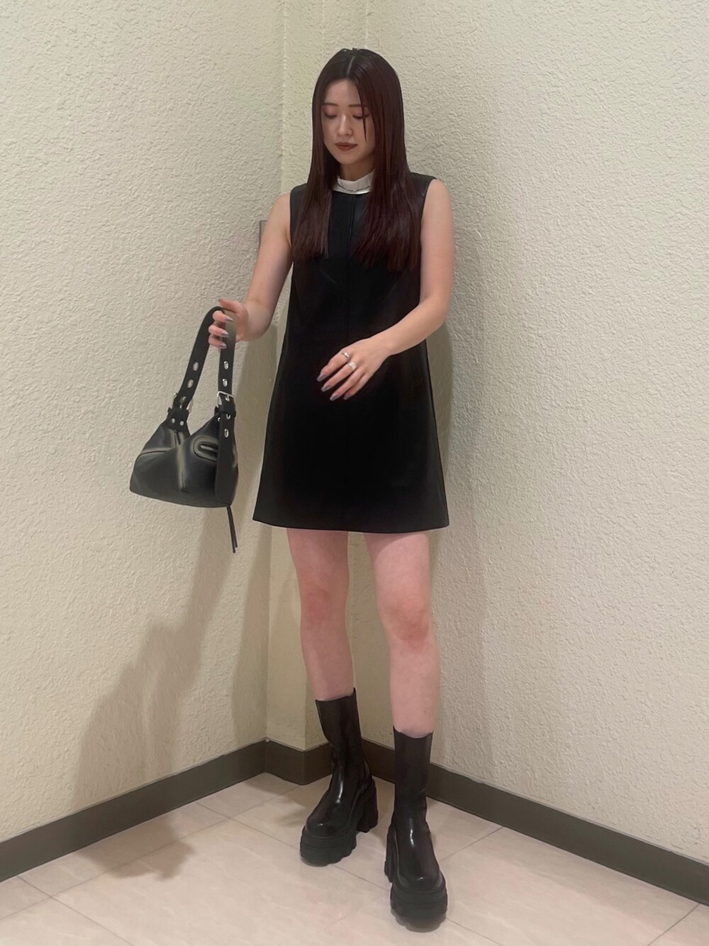 ブラック系のワンピース、ホワイト系のタンクトップ、ブラック系のブーツを着用したレディースの夏コーディネートの3枚目の写真