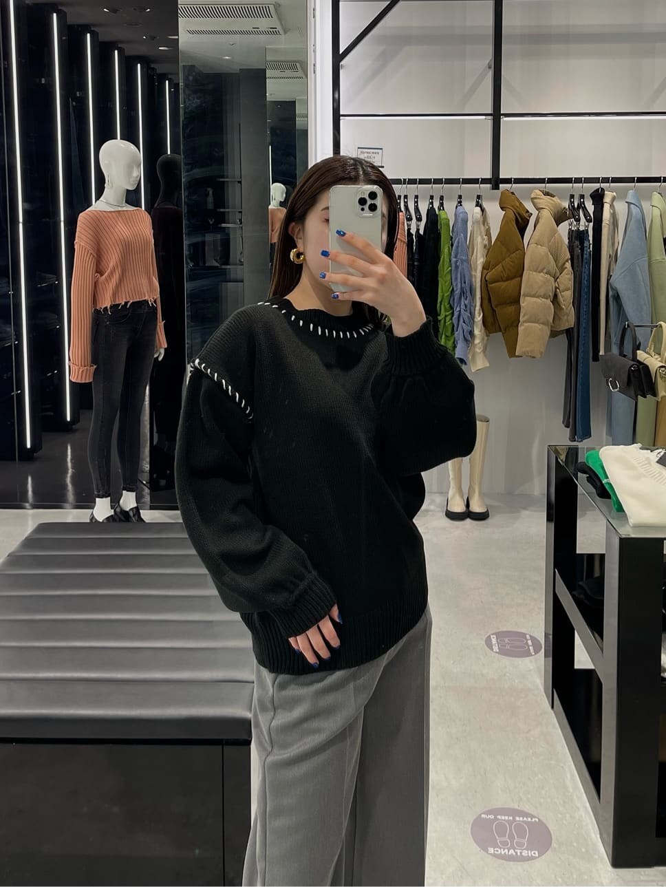 グレー系のその他パンツ、ブラック系のニット/セーターを着用したレディースの冬コーディネートの3枚目の写真