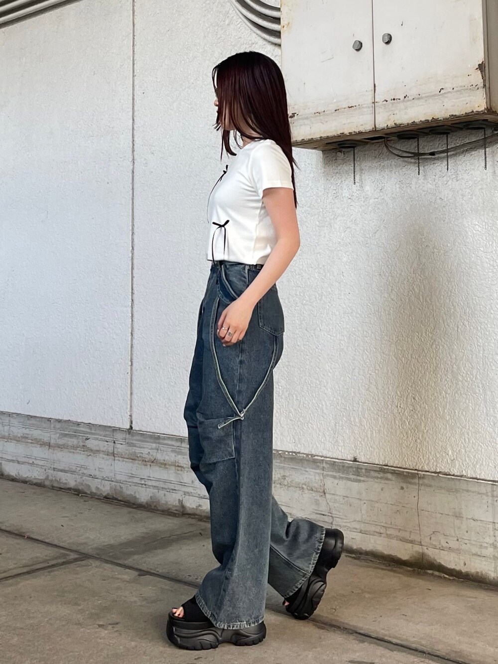 ホワイト系のTシャツ/カットソー、ブラック系のサンダル、ブルー系のデニムパンツを着用したレディースの夏コーディネートの4枚目の写真