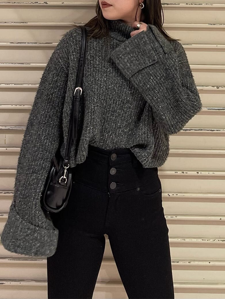 グレー系のニット/セーター、ブラック系のボディバッグ/ウエストポーチを着用したレディースの秋コーディネートの2枚目の写真