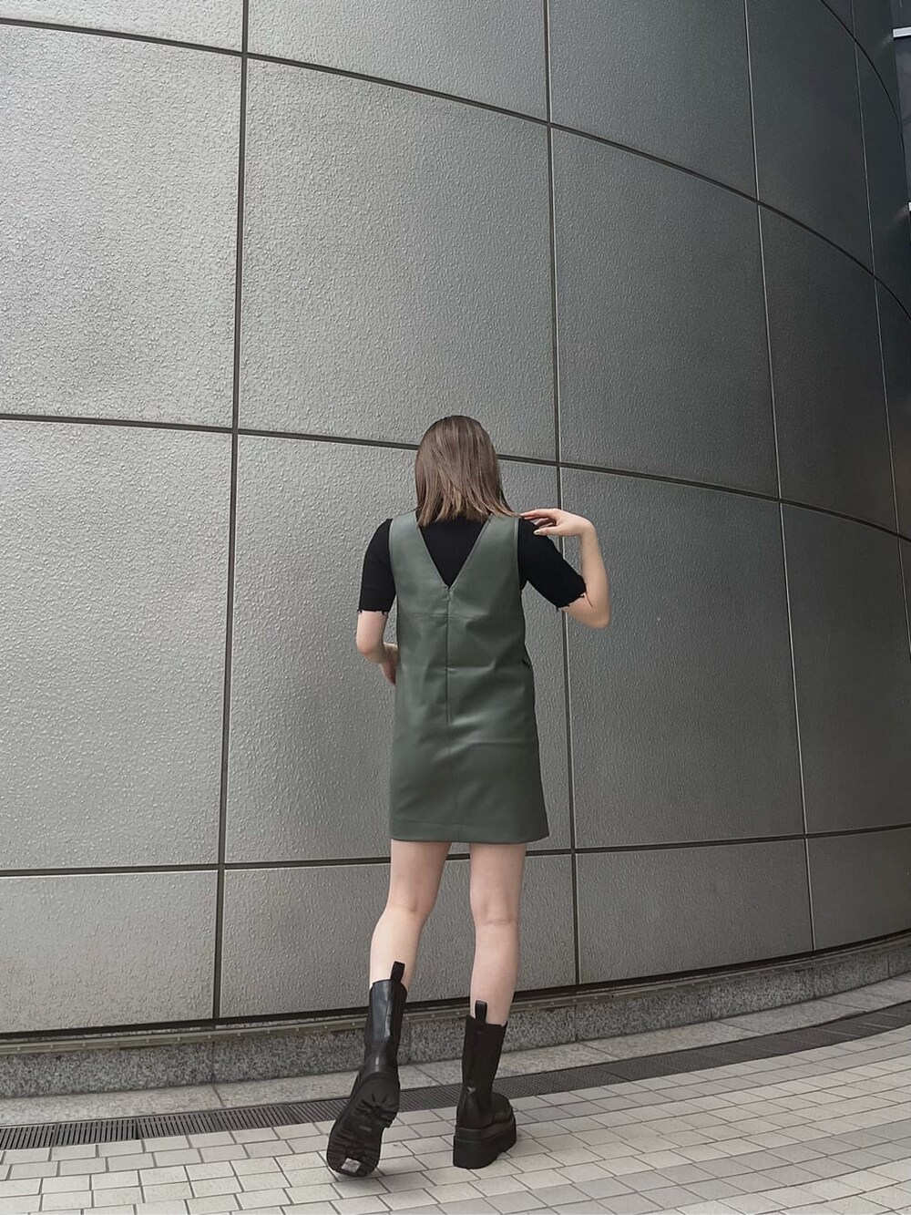 ベージュ系のワンピース、ブラック系のニット/セーターを着用したレディースの夏コーディネートの3枚目の写真