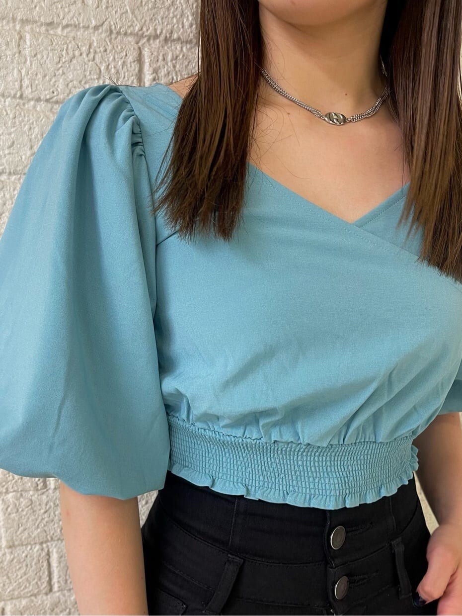 ブラック系のサンダル、ブルー系のTシャツ/カットソー、ブラック系のデニムパンツを着用したレディースの夏コーディネートの4枚目の写真