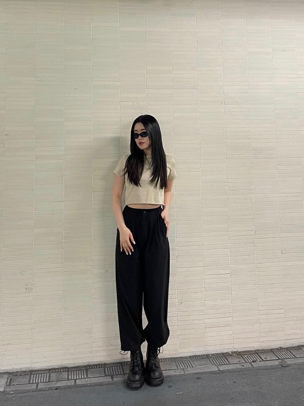 ベージュ系のTシャツ/カットソー、ブラック系のその他パンツ、ブラック系のブーツを着用したレディースの春コーディネートの4枚目の写真