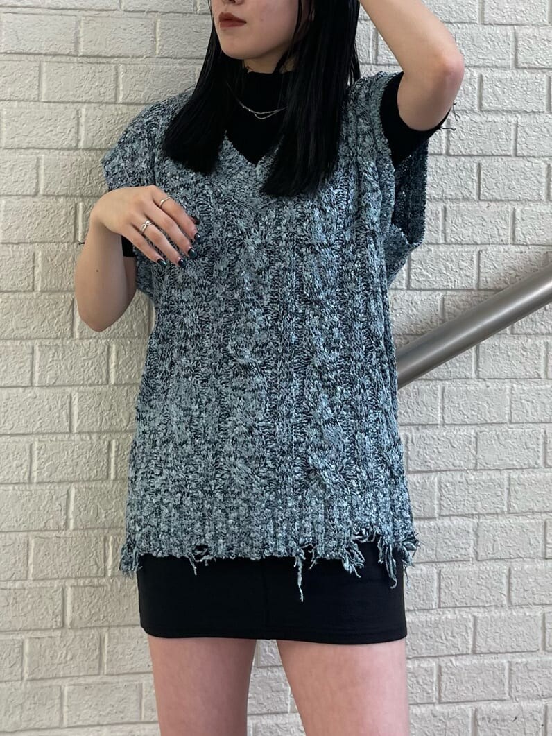 ブラック系のスカート、ブラック系のブーツ、ブラック系のニット/セーターを着用したレディースの夏コーディネートの6枚目の写真