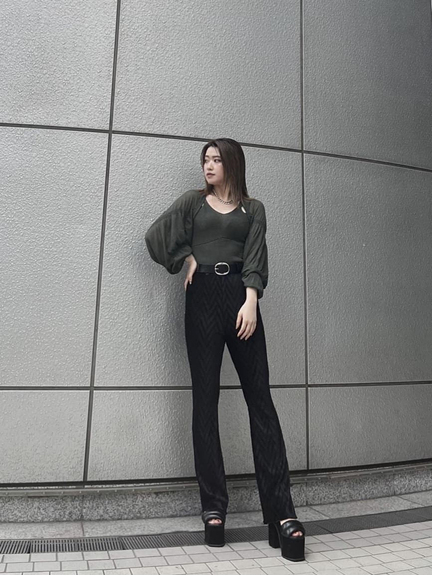 グリーン系のカーディガン/ボレロ、ブラック系のその他パンツ、ブラック系のサンダルを着用したレディースの夏コーディネートの2枚目の写真