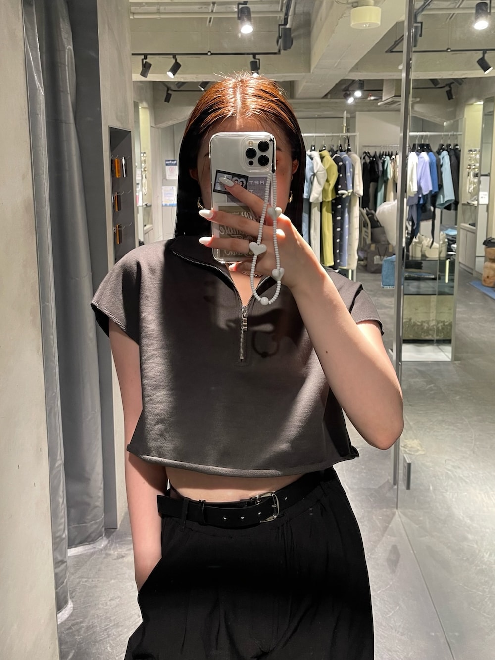 グレー系のTシャツ/カットソー、シルバー系のネックレスを着用したレディースの夏コーディネートの2枚目の写真