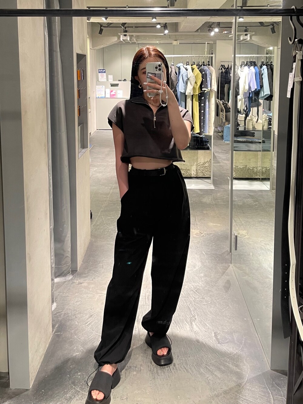 グレー系のTシャツ/カットソー、シルバー系のネックレスを着用したレディースの夏コーディネートの3枚目の写真