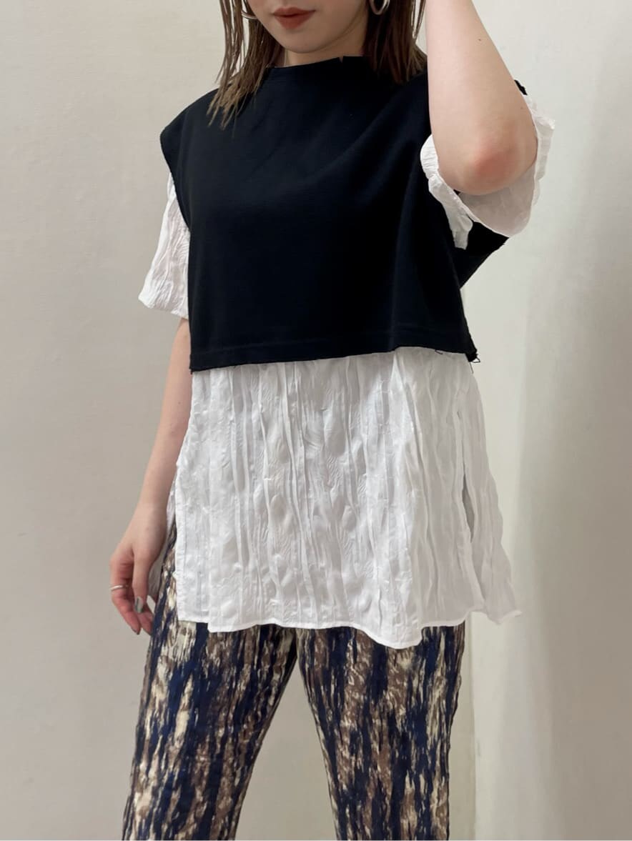 その他のその他パンツ、ブラック系のサンダル、ブラック系のTシャツ/カットソーを着用したレディースの夏コーディネートの4枚目の写真