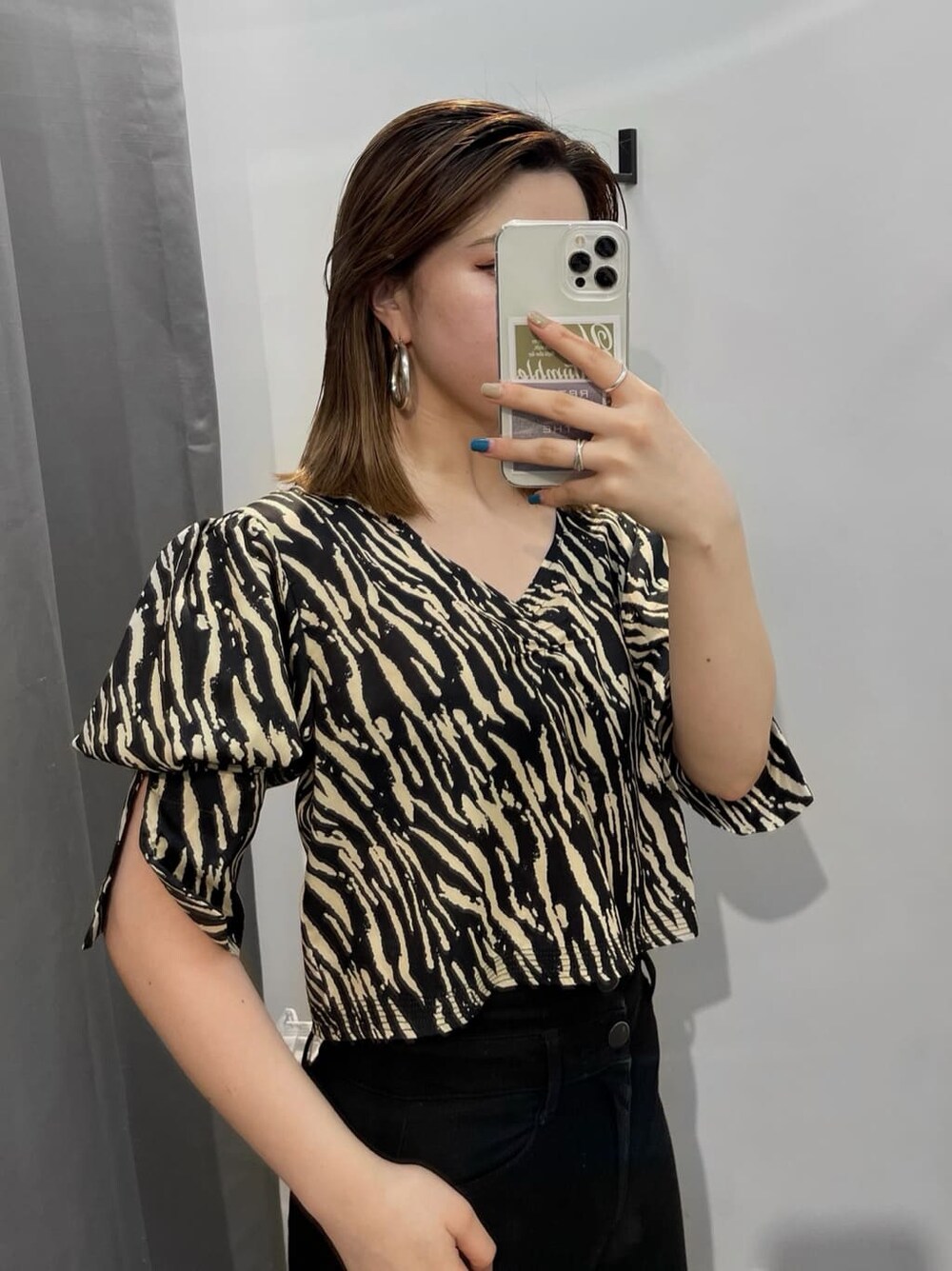 ブラック系のデニムパンツ、その他のシャツ/ブラウス、シルバー系のピアス（両耳用）を着用したレディースの夏コーディネートの4枚目の写真