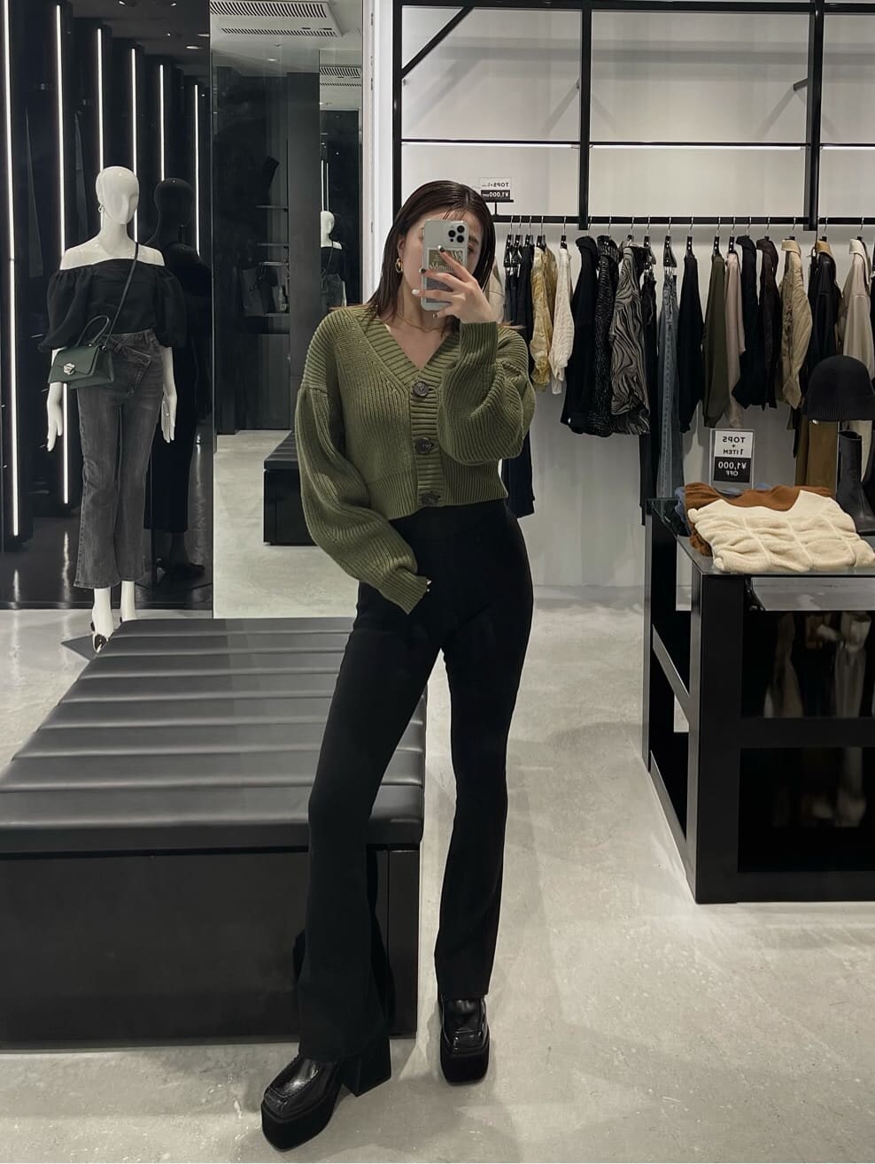 ブラック系のローファー、ベージュ系のカーディガン/ボレロ、ブラック系のその他パンツを着用したレディースの秋コーディネートの2枚目の写真