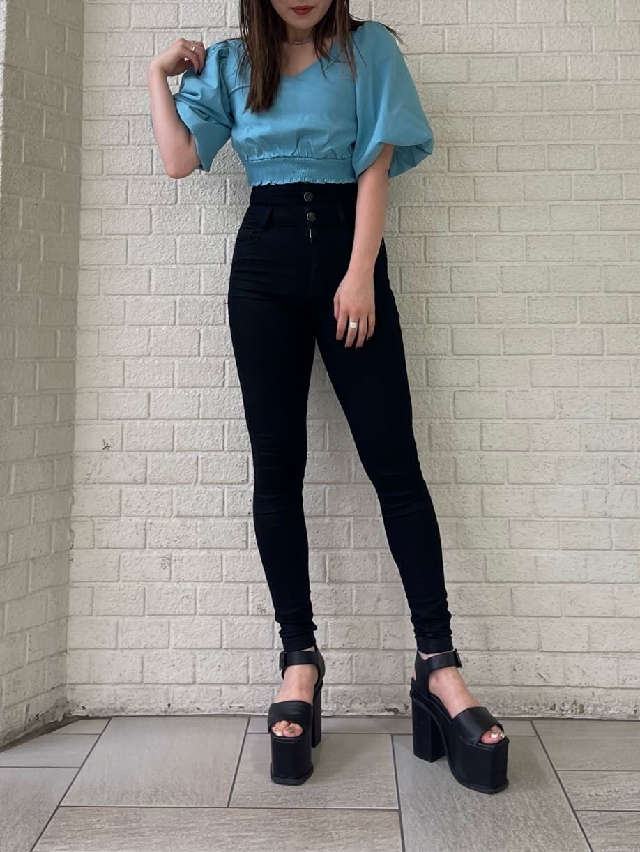 ブラック系のサンダル、ブルー系のTシャツ/カットソー、ブラック系のデニムパンツを着用したレディースの夏コーディネートの2枚目の写真