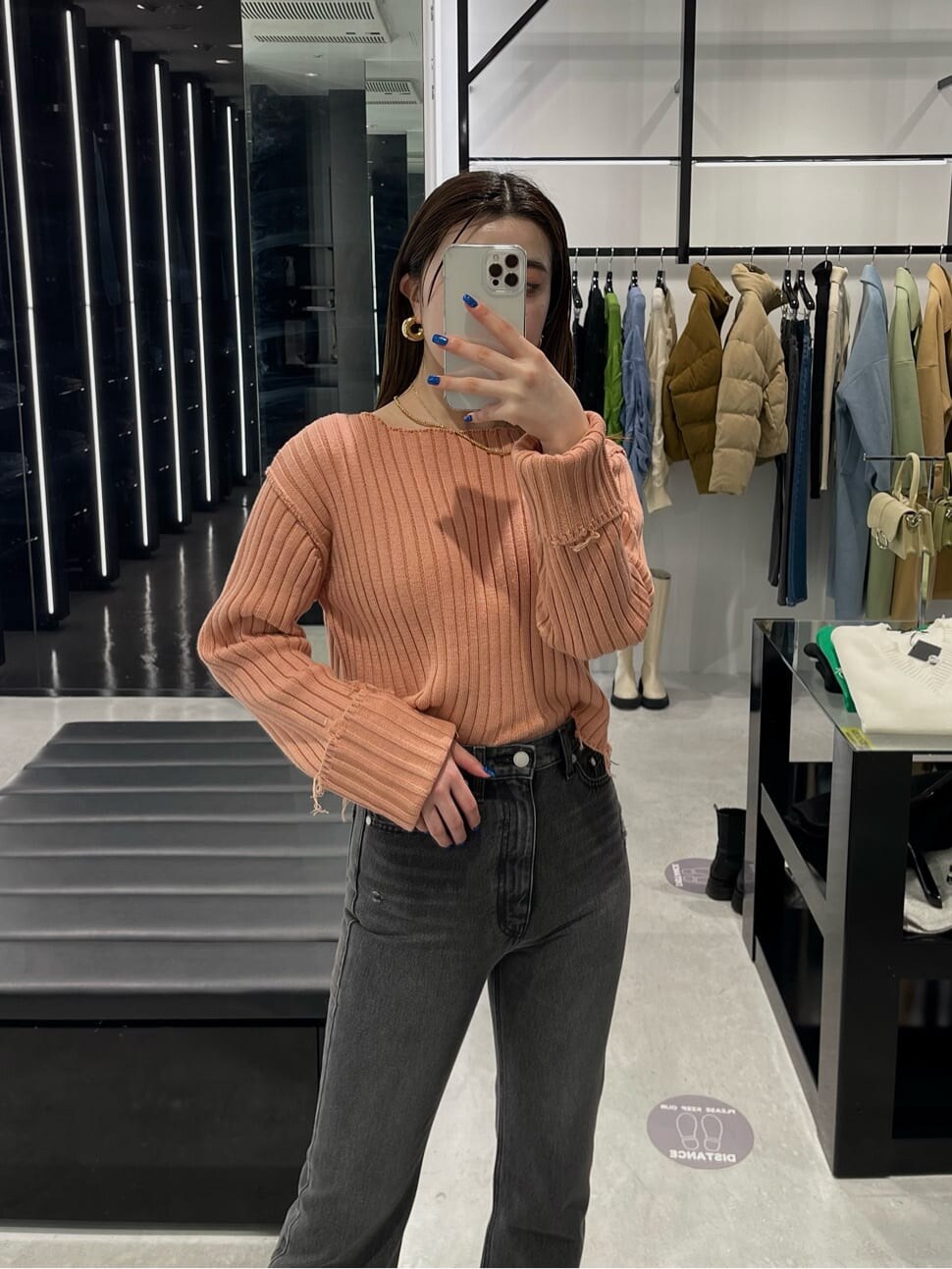 ブラック系のローファー、ピンク系のニット/セーター、グレー系のデニムパンツを着用したレディースの冬コーディネートの2枚目の写真