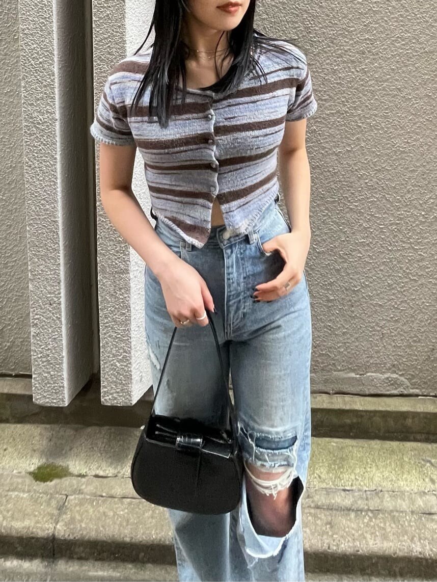 ブルー系のデニムパンツ、ブルー系のニット/セーターを着用したレディースの夏コーディネートの4枚目の写真