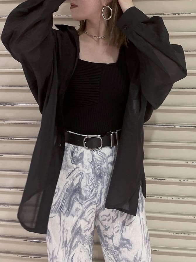 ブラック系のシャツ/ブラウス、その他のその他パンツ、ブラック系のニット/セーターを着用したレディースの夏コーディネートの6枚目の写真