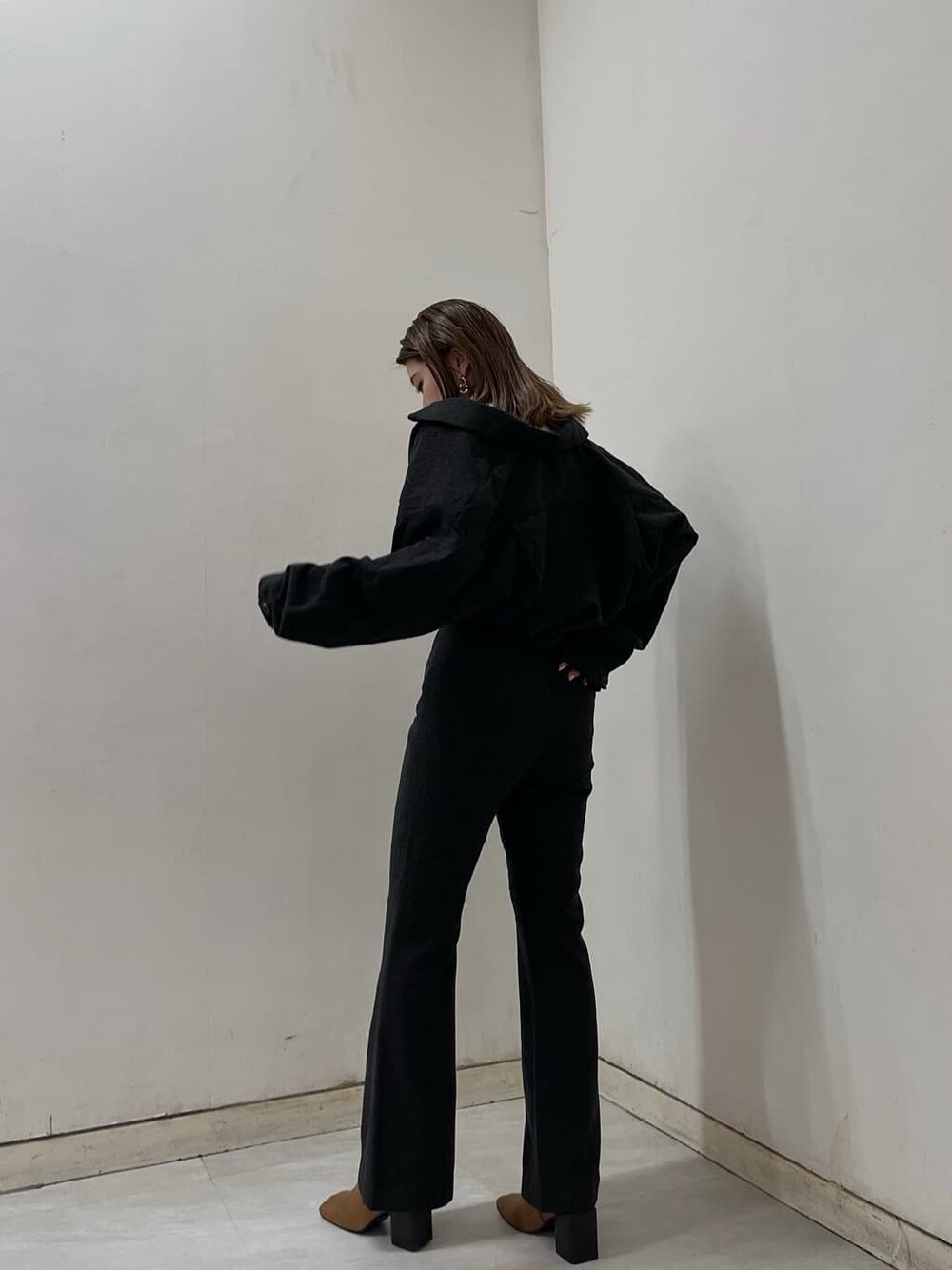 グレー系のその他アウター、グレー系のその他パンツ、ブラウン系のブーツを着用したレディースの夏コーディネートの7枚目の写真