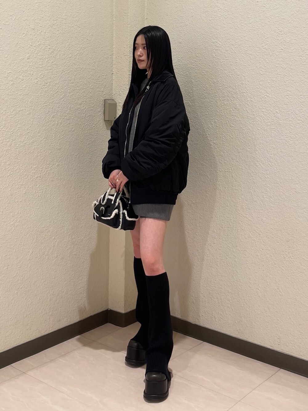 ブラック系のブルゾン、グレー系のニット/セーター、その他のローファーを着用したレディースの秋コーディネートの4枚目の写真